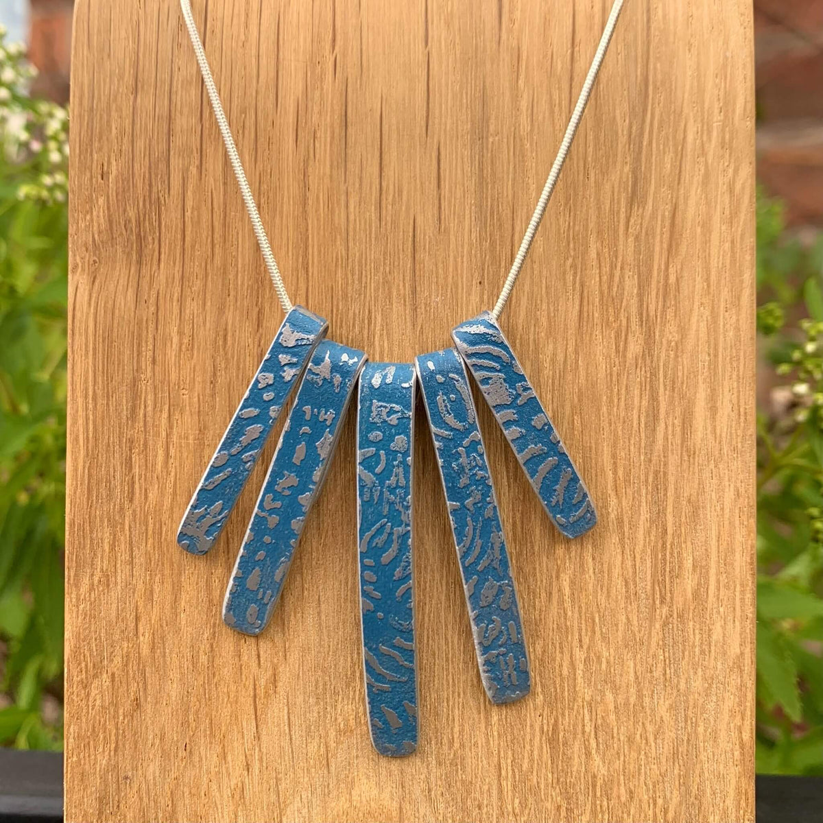 Blue patterned aluminium necklace - 5 panel
